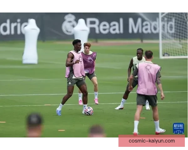 楚阿梅尼比赛风格备受关注,展现出出色的控场能力与战术意识。 楚阿梅尼比赛风格备受关注,展现出出色的控场能力与战术意识。